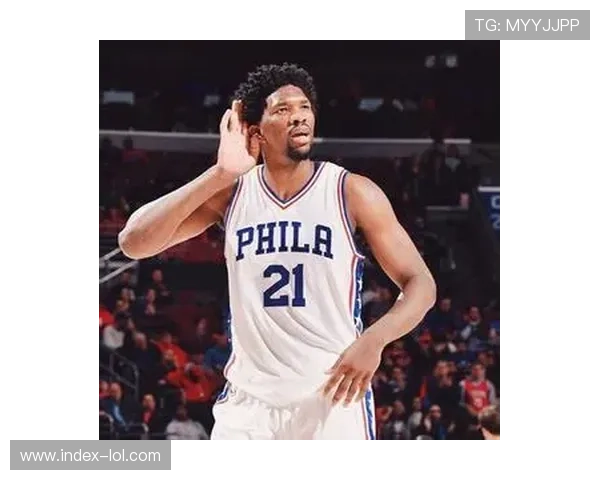 球迷高举“相信过程”标语,恩比德赛后签名致谢 球迷高举“相信过程”标语,恩比德赛后签名致谢